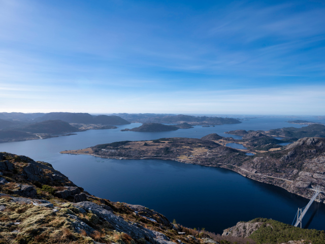 Красивый вид на фьорд под голубым небом, Норвегия 