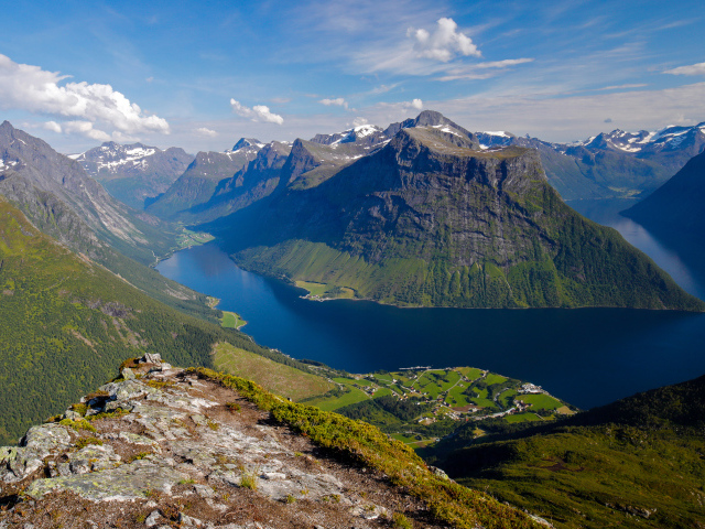 Красивый вид на зеленые горы фьорда, Норвегия