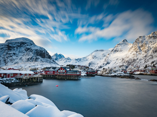 Покрытые снегом горы у озера с домами, Лофотенские острова 