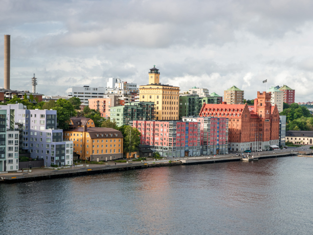 Красивые дома у водного канала, Стокгольм, Швеция