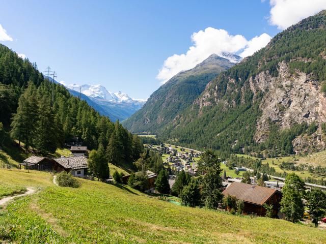 Дома в живописных зеленых гор, Швейцария 