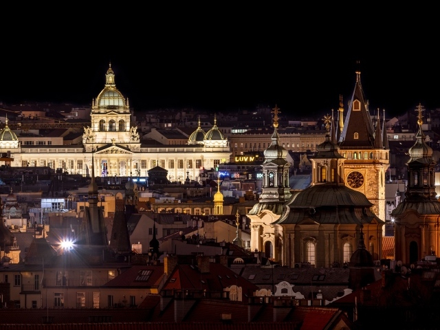 Красивый вид сверху на ночную Прагу, Чехия