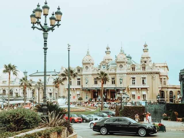 Красивое здание казино в городе Монте-Карло, Монако