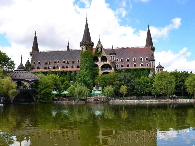 Красивый сказочный замок Равадиново у воды, Болгария