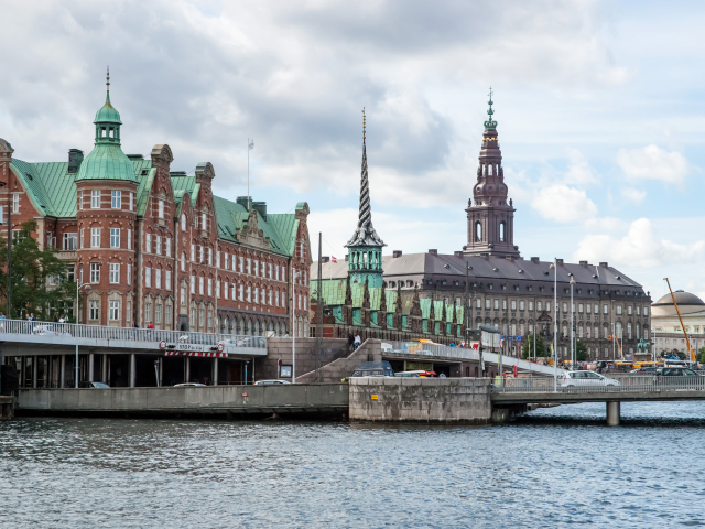 Красивые старинные здания у водного канала, Копенгаген. Дания