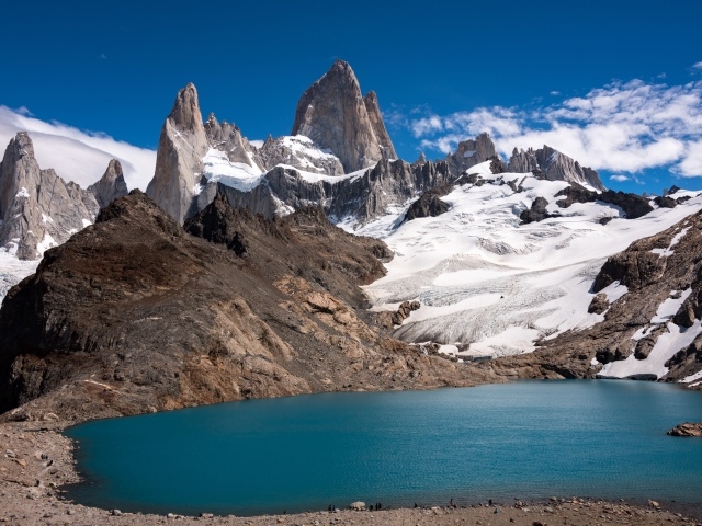 Красивый вид на горы и озеро в Национальном парке Фицрой, Чили