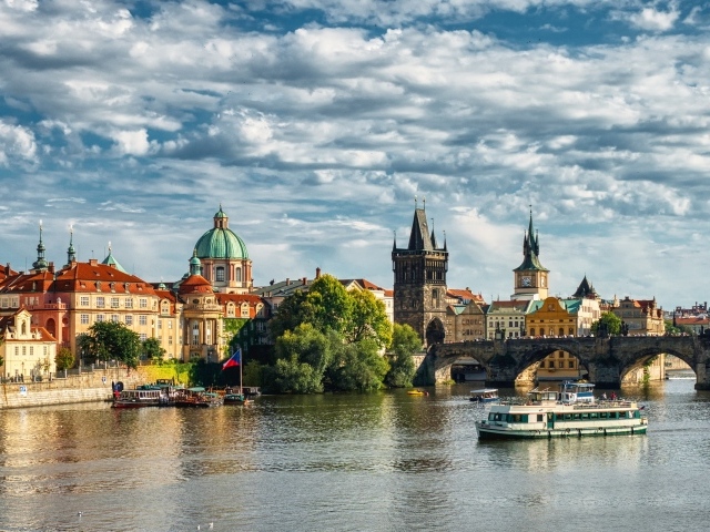 Красивый вид на старинный город Прага и Карлов мост, Чехия