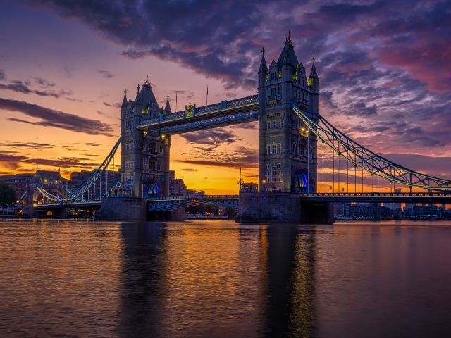 Тауэрский мост на закате в Лондоне