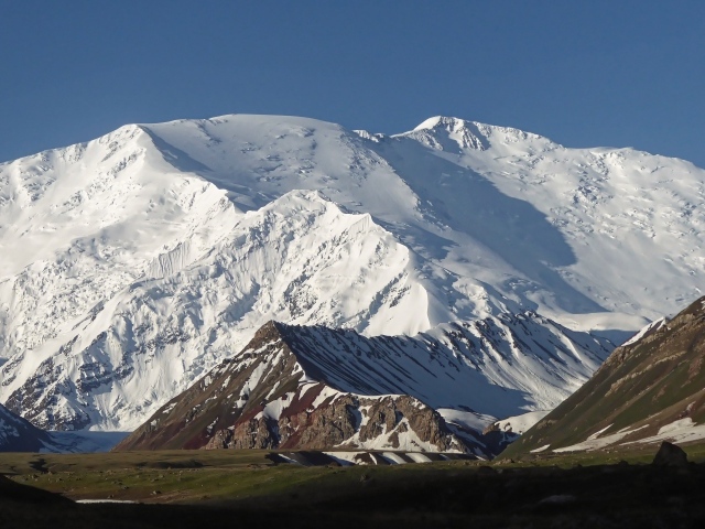 Вид на красивые заснеженные горы, Киргизия