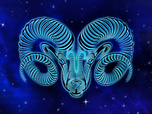 Красивый знак зодиака овен на синем фоне
