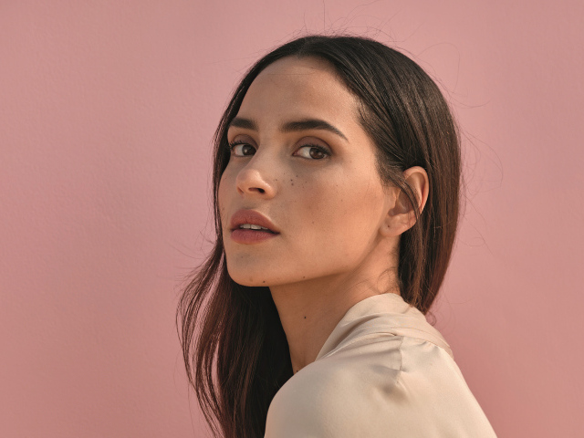 Актриса Адриа Архона на розовом фоне