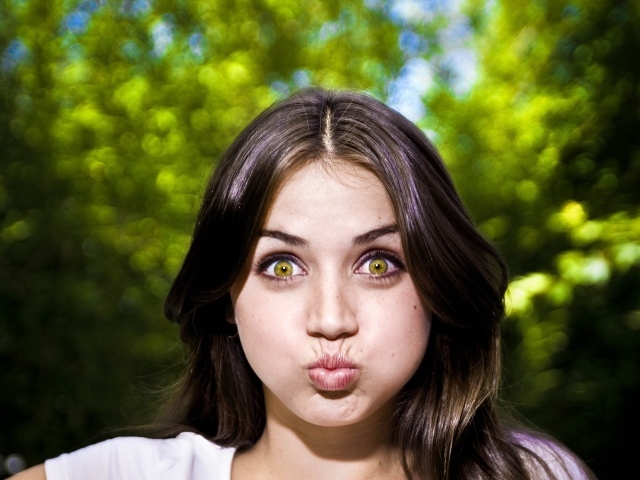 Актриса Ана де Армас надула щеки 