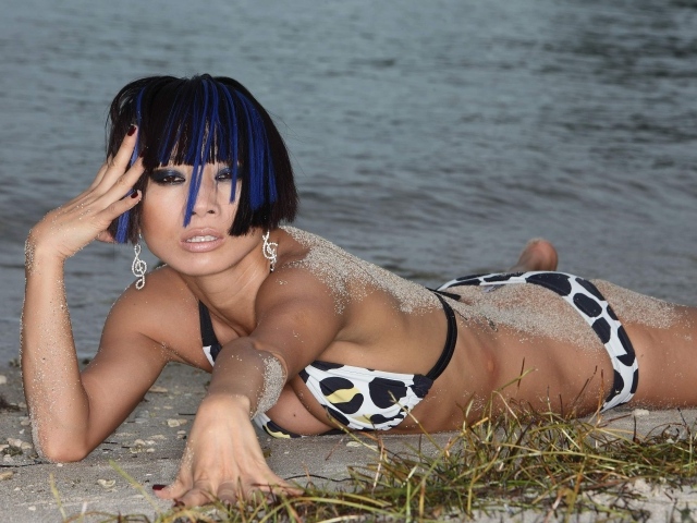 Актриса Бай Лин на пляже