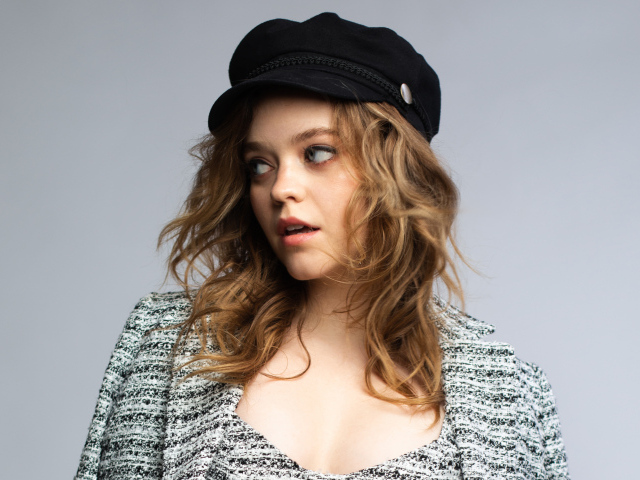 Актриса Джэйд Петтиджон смотрит в сторону на сером фоне