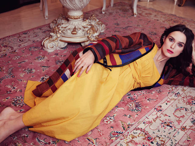 Актриса Кира Найтли лежит на полу