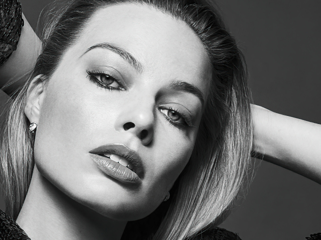 Актриса Марго Робби черно-белое фото