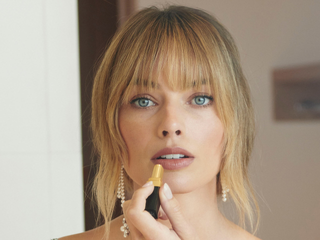 Актриса Марго Робби красит губы