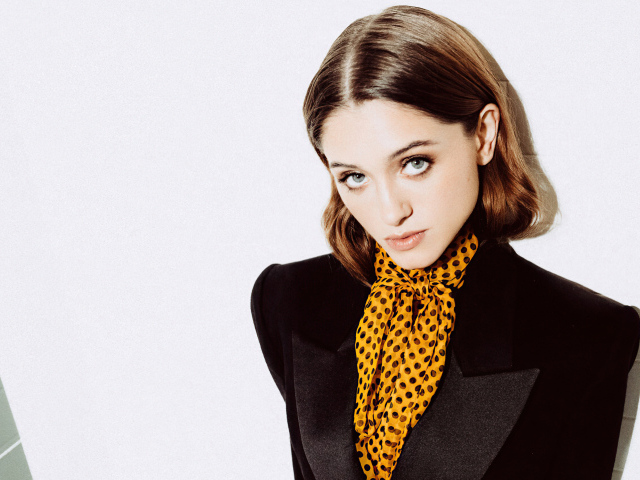 Актриса Наталия Дайер в черном пиджаке на белом фоне