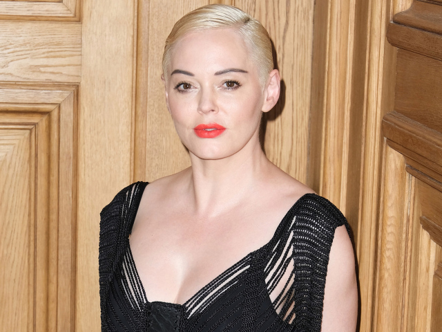 Актриса Роуз Макгоуэн с короткой стрижкой 