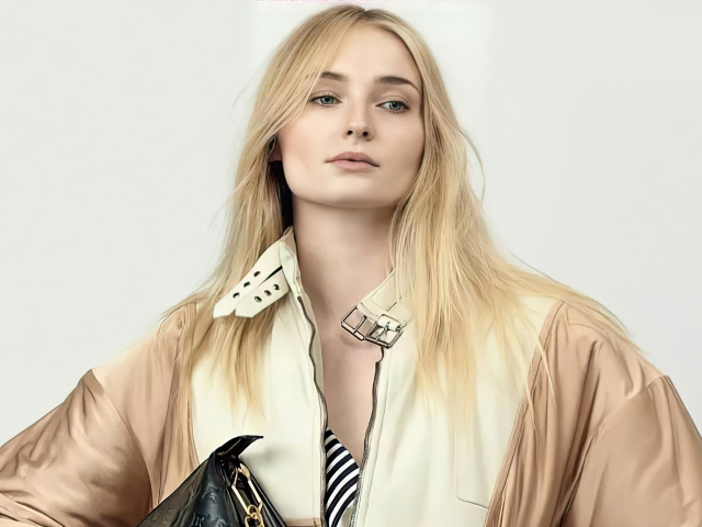 Актриса Софи Тёрнер в куртке на белом фоне