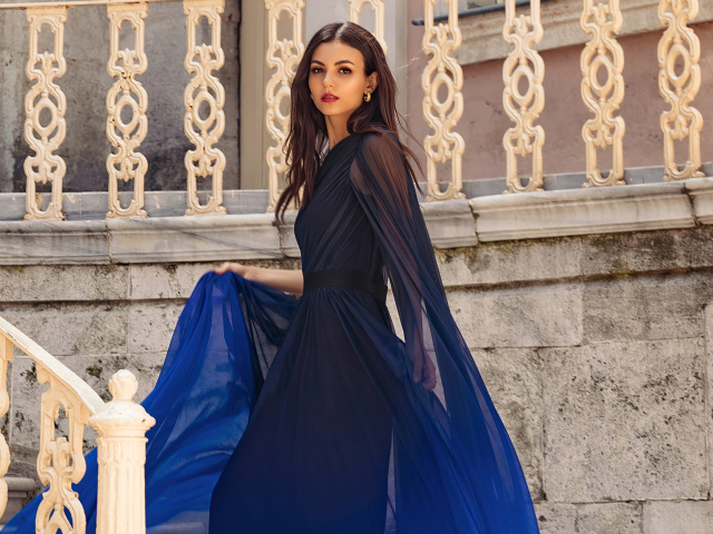 Актриса  Виктория Джастис в красивом платье у стены