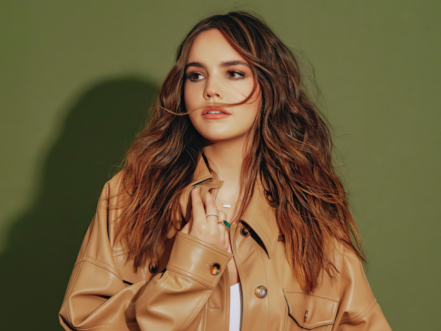 Американская актриса Бэйли Мэдисон в куртке