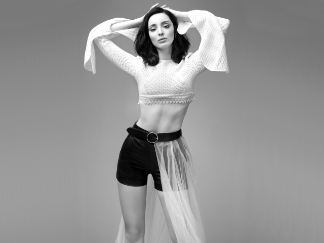 Американская актриса Эмма Дюмон в черно белом наряде