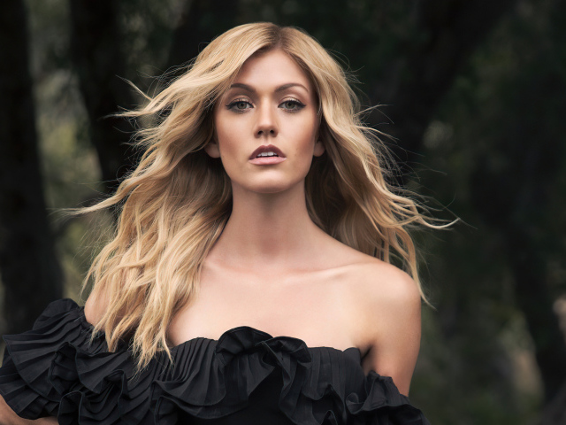 Американская актриса Кэтрин Макнамара в черном платье