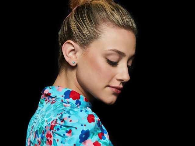 Американская актриса Лили Рейнхарт на черном фоне