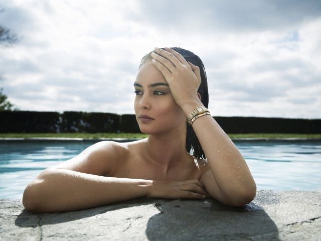 Австралийская актриса Кортни Итон в бассейне