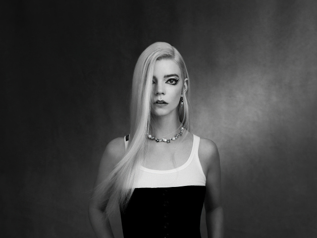 Красивая блондинка актриса Аня Тейлор-Джой черно-белое фото