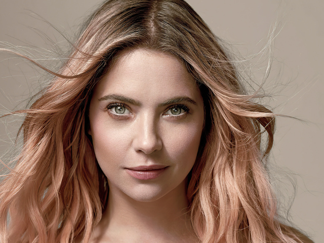 Красивая блондинка актриса Эшли Бенсон