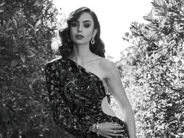 Красивая девушка, актриса Лили Коллинз в платье черно-белое фото