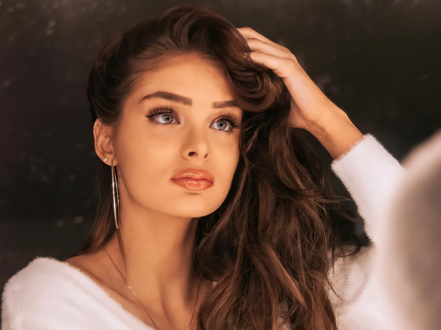 Красивая девушка актриса Брайтон Шарбино