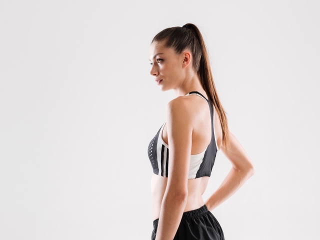 Красивая девушка с собранными в хвост волосами