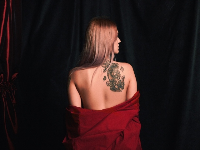 Красивая татуировка совы на спине у молодой девушки