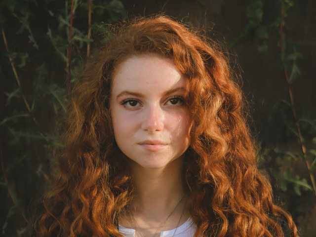 Красивая рыжеволосая актриса Франческа Капальди