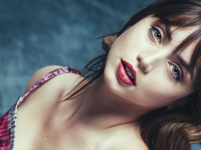 Красивая нежная брюнетка актриса Ана де Армас