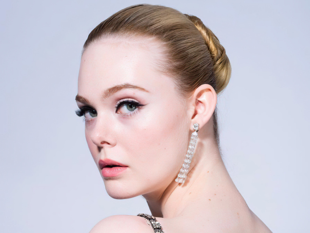 Красивая нежная девушка, актриса Эль Фаннинг на сером фоне