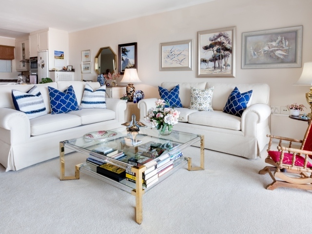 Красивая белая мебель в комнате с картинами