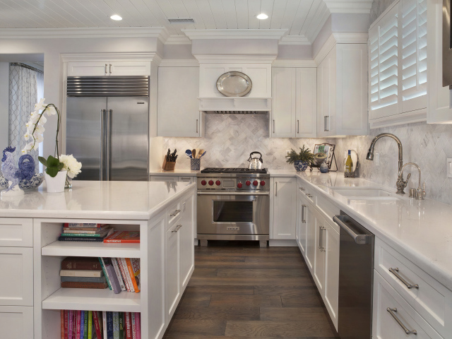 Красивая белая кухня с двухкамерным холодильником 