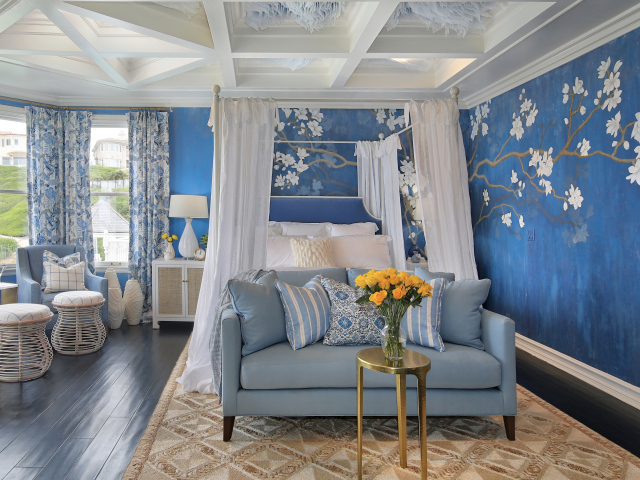 Спальня с белой кроватью с рисунком на стенах 