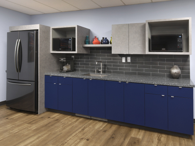Синие шкафы и большой холодильник на кухне