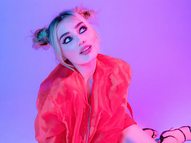 Яркая актриса Мэг Доннелли на розовом фоне