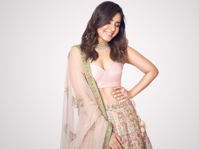 Милая улыбающаяся актриса Раши Кханна на белом фоне