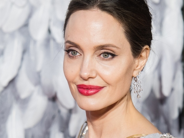Лицо актрисы Анджелина Джоли крупным планом