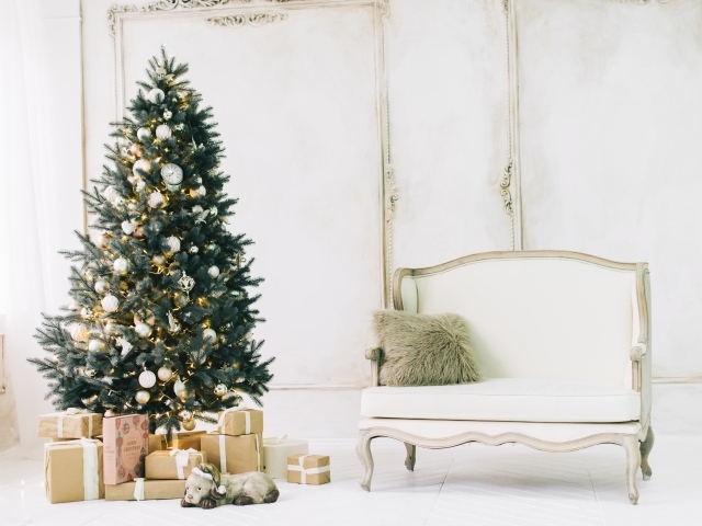 Ель с подарками и диван в комнате на рождество