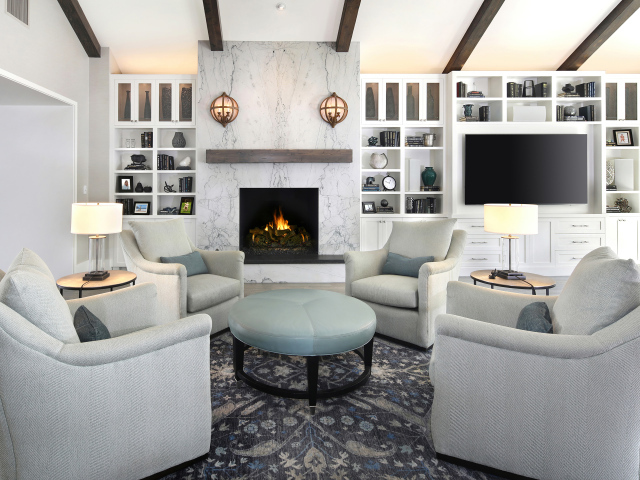 Четыре кресла стоят в гостиной комнате 