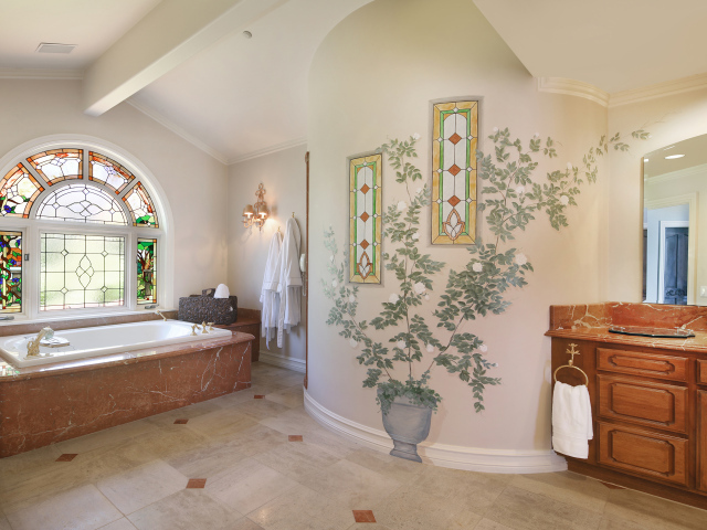 Большая красивая ванная комната с окном с витражами 