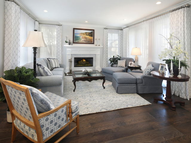 Гостиная комната с серой мебелью и камином 